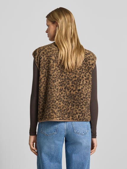 Frauenmodel trägt Regular Fit Weste mit seitlichen Eingrifftaschen Modell 'KATTY' von PIECES in Braunton mit Muster, Ganzkörperansicht Rückansicht.