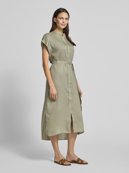Frauenmodel trägt Hemdblusenkleid aus Leinen mit Bindegürtel Modell 'AMATISTA' von ECOALF, gerader Schnitt, Midikleid, Ganzkörperansicht von vorne.