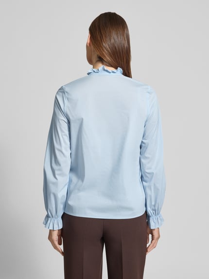 Vrouwenmodel draagt Regular Fit Bluse mit V-Ausschnitt van Zero in lichtblauw, katoenmix met stretch, ruches, ruglengte 61 cm, mouwen 64 cm, volledig zicht van achteren.