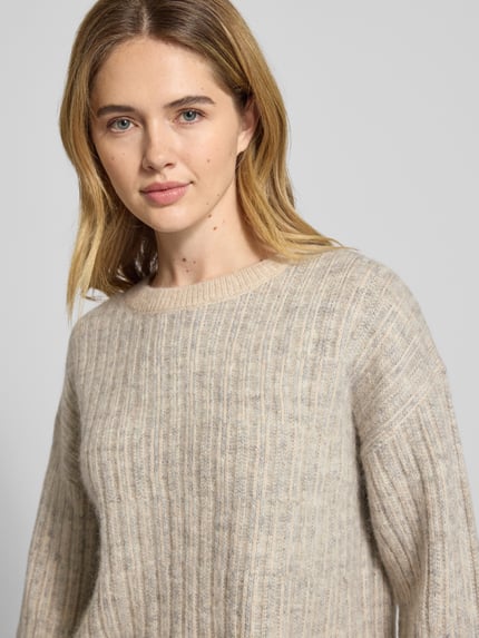 Frauenmodel trägt Relaxed Fit Pullover aus Woll-Mix mit Alpaka-Anteil Modell 'FALVA' von Selected Femme, Optik:Allover-Muster, Strukturmuster, Rundhals, langarm, Strick-Material, Nahaufnahme Oberkörper