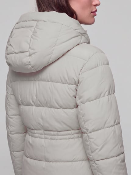 Frauenmodel trägt Steppmantel mit wärmender Kapuze von TOM TAILOR in Unifarbe, strukturierte Webware, Detailaufnahme Rückansicht.