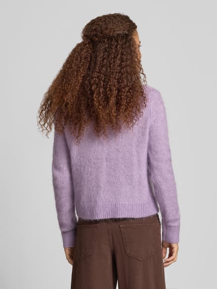 Frauenmodel trägt Cardigan aus Mohair mit Label-Schriftzug von Marc O'Polo in Flieder, Strukturstrick, Ganzkörperansicht Rückansicht.