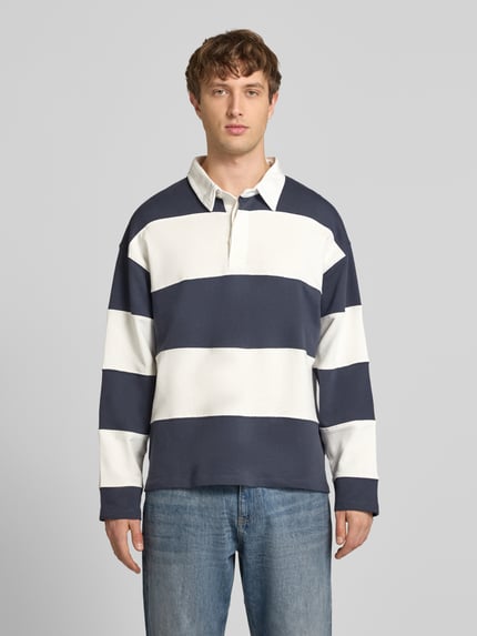 Męski model nosi bluzę z bawełny, luźny krój, model 'UPSTATE' z kołnierzykiem polo Jack & Jones, długość tyłu 68 cm, długość rękawów 59 cm, przód w całości