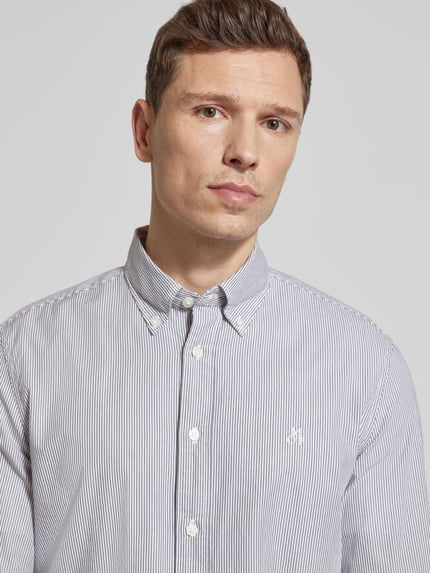 Männermodel trägt Regular Fit Freizeithemd aus reiner Baumwolle von Marc O'Polo, gestreift, Button-Down-Kragen, Nahaufnahme Oberkörper