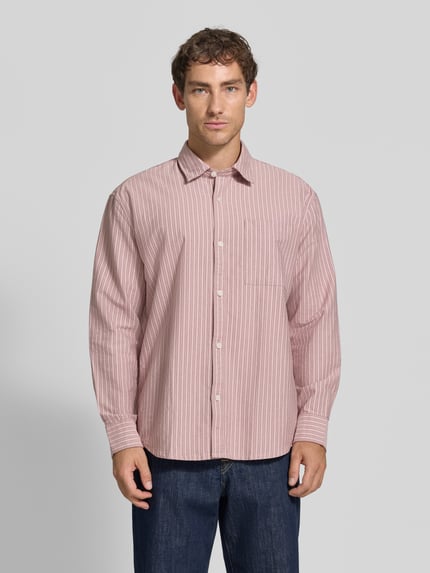 Männermodel trägt Relaxed Fit Freizeithemd aus reiner Baumwolle von Jake*s Studio Men, rot-weiß gestreift, Ganzkörperansicht von vorne.