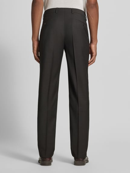 Männermodel trägt Anzughose aus Schurwoll-Mix Modell 'Birdseye' von HECHTER PARIS in Dunkelgrau, glatte Textur, Ganzkörperansicht Rückansicht. Elastischer Straight Fit, Eingriff- und Gesäßtaschen, elegante Businessmode.