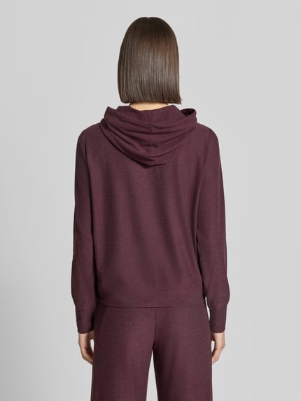 Frauenmodel trägt Regular Fit Sweatjacke Logo-Print von Fabletics in Dunkelviolett, elastische Abschlüsse, Ganzkörperansicht Rückansicht.