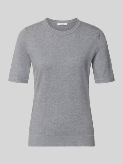 Produktfoto, graues T-Shirt aus Viskose-Mix von Christian Berg Woman mit Rundhalsausschnitt, muschelförmigem und geripptem Saum, taillierter Passform, Damen T-Shirt, Rückenlänge 57 cm, Ärmellänge 24 cm