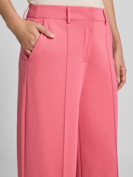 Frauenmodel trägt Hose mit weitem Bein und Längsnähten Modell 'KATE' von ICHI in Rosa, Material-Mix mit Viskose-Anteil, Nahaufnahme Oberkörper.
