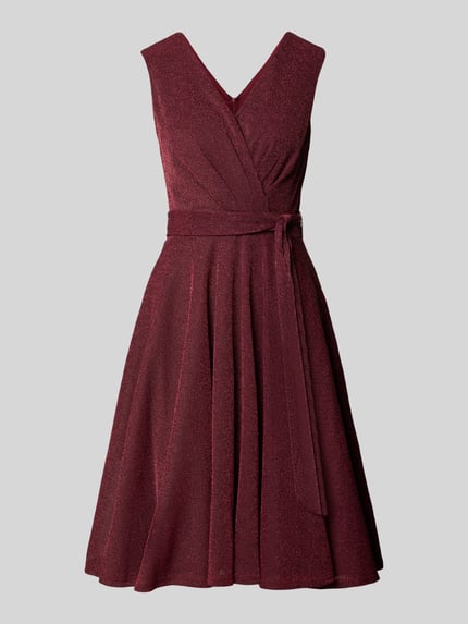 Produktfoto, Knielanges Cocktailkleid mit V-Ausschnitt von Apricot, Taliowany krój, długość do kolan, dekolt w serek, szerokie ramiączka, wiązany pasek, dekolt na plecach, zamek błyskawiczny z tyłu, długość tyłu w rozmiarze S: 78 cm, szerokość w rozmiarze S: 43 cm, tekstura delikatnie połyskująca, kolor głęboki bordowy