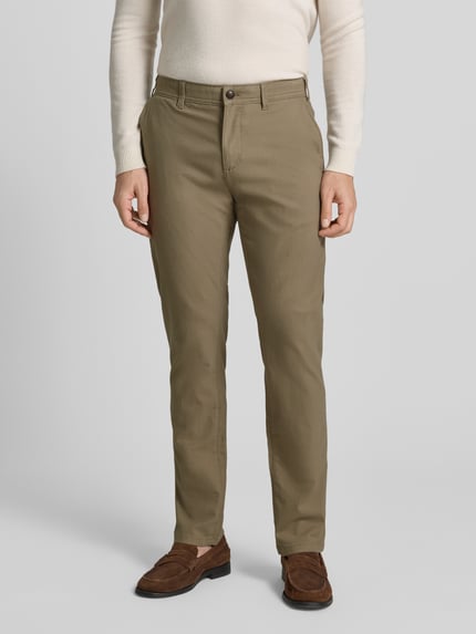 Mannenmodel draagt Stoffhose met Gesäßtaschen van MCNEAL in beige, rechte pasvorm, katoenmix met bio-baumwol, voorkant, detailopname bovenlichaam.