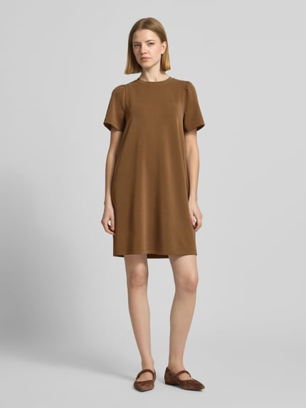 Frauenmodel trägt T-Shirt-Kleid aus Modal-Mix mit Rundhalsausschnitt von Rich & Royal, Gerader-Schnitt, Minikleid braun, Ganzkörperansicht von vorne. Rückenlänge bei Größe S: 83 cm, Brustweite: 40 cm, Ärmellänge: 24 cm, Stretch-Anteil.