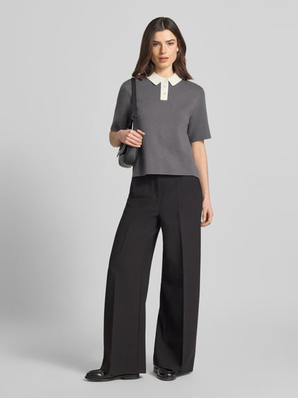 Vrouwenmodel draagt gebreid shirt met polokraag en korte knoopsluiting van Someday, materiaalmix met viscose, recht model, model 'Tipolo', dames, ruglengte maat 36: 54 cm, mouwlengte maat 36: 25 cm, grijs en crèmekleurig, gladde textuur, effen kleuren, voorkant volledig zichtbaar, geheel lichaam.