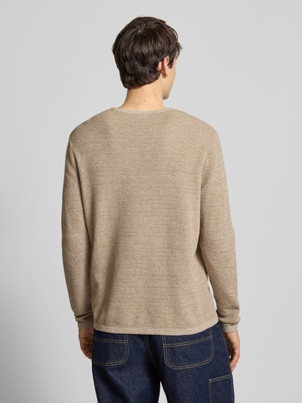 Männermodel draagt Jack & Jones Gebreide pullover met katoenmix, los model, model 'GEORGE', ruglengte 65 cm, mouwlengte 69 cm. Ganzkörperansicht Rückansicht.