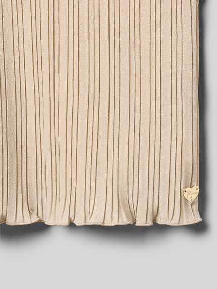 Produktfoto, Schimmerndes Top mit Wellensaum und Label-Applikation von Guess, beige mit glänzender Textur, Boxy Fit, welliger Saum.