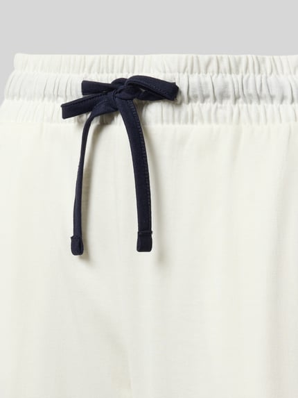 Produktfoto, Pyjama-Hose aus Baumwoll-Modal-Mix mit elastischem Bund von Christian Berg Woman, cremefarbener Stoff, dunkelblauer Tunnelzug, entspannte Passform, feine Struktur