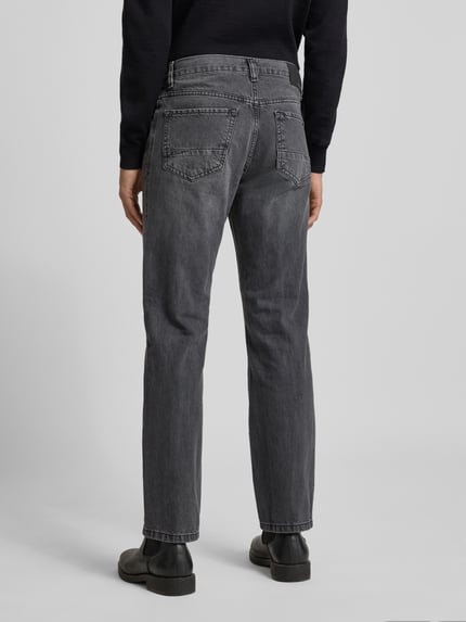 Mężczyzna model nosi Loose Fit Jeans im 5-Pocket-Design od MCNEAL, szary denim, tylko bawełna, widok całej sylwetki od tyłu.