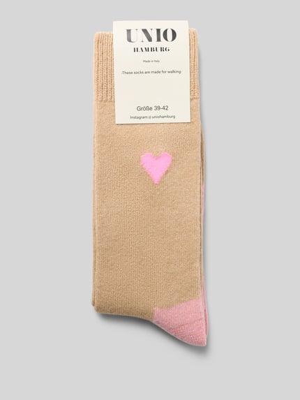 Produktfoto, Socken mit Kaschmir-Anteil und Motiv-Stitching von UNIO HAMBURG in Beige mit rosa Herz und rosa Details, Woll-Mix, gerippte Bündchen.