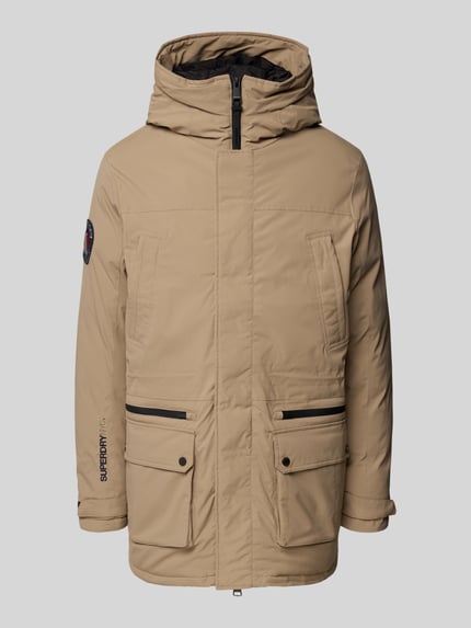 Produktfoto, Parka met capuchon van Superdry, materiaalmix met stretch, regular fit, ritssluiting, ritszakken, klepzakken, labeldetail, beige kleur, gladde textuur.