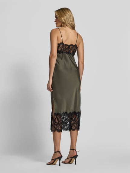Vrouwenmodel draagt Etuikleid met Spitzenbesatz Modell 'NEREID' van IRO in olijfgroen met zwarte kant, midi-lengte, spaghetti bandjes, V-hals, splitten aan de zijkant, gladde textuur, Ganzkörperansicht Rückansicht.