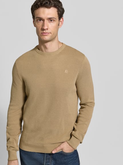Männermodel trägt Regular Fit Strickpullover aus reiner Baumwolle mit Label-Detail von LERROS, beige Farbe, elastische Abschlüsse, Nahaufnahme Oberkörper, Kontext: Rückenlänge 68 cm, Ärmellänge 69 cm.