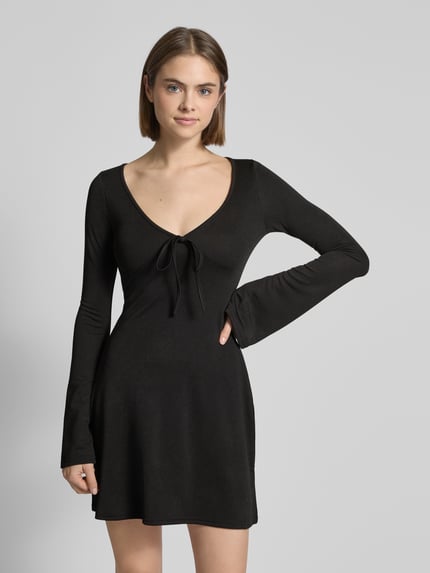 REVIEW Minikleid mit V-Ausschnitt Black 4