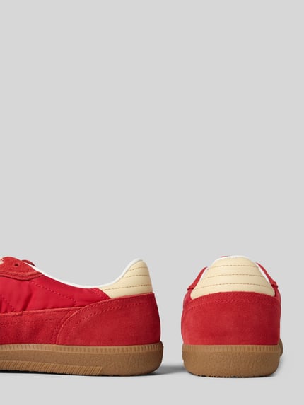 Produktfoto, Sneaker mit Schnürverschluss von ALOHAS, rotes Leder, abgerundete Spitze, strukturierte Sohle, Label-Detail, braune Gummisohle