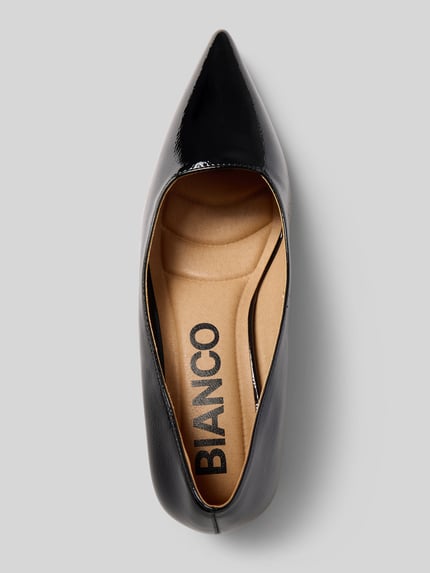 Produktfoto, Pumps in glänzender Optik von BIANCO, spitze Form, schwarze Oberfläche, glatte Sohle, Absatz, beige Innensohle