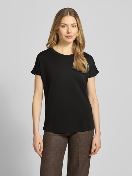 Frauenmodel trägt T-Shirt aus Modal-Mix mit Rundhalsausschnitt von Jake*s Collection, Regular-Fit, schwarze Farbe, Ganzkörperansicht von vorne. Rückenlänge bei Größe S: 58 cm.