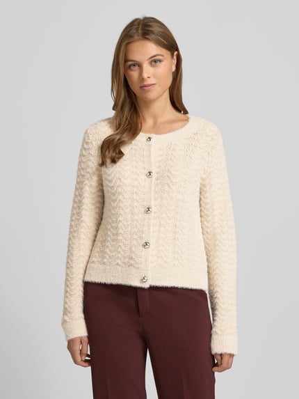 Frauenmodel trägt Strickjacke mit Rundhalsausschnitt und Knopfleiste von More & More, Regular Fit, Strukturmuster, Ganzkörperansicht von vorne.