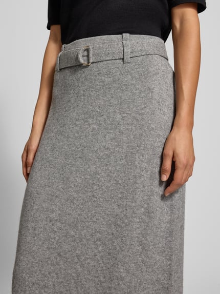 Frauenmodel trägt Strickrock aus Woll-Yak-Mix mit Gürtel von windsor. in Grau, weiche Struktur, glatte Oberfläche, Nahaufnahme Oberkörper. Midirock, elastischer Bund, Straight Fit