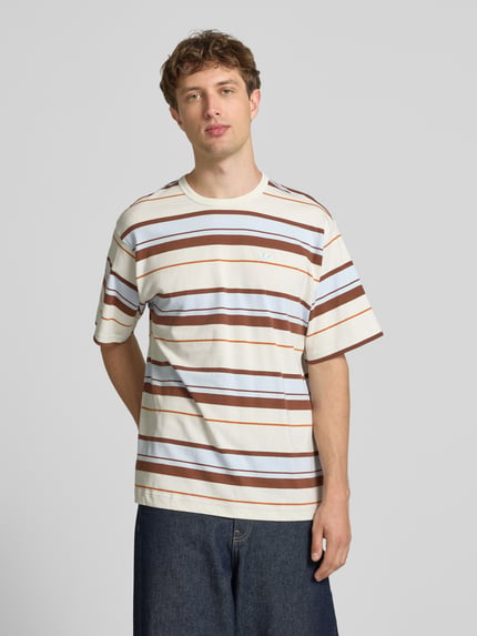 Männermodel trägt Regular-Fit T-Shirt aus reiner Baumwolle Modell 'KX1267' von adidas Originals, cremeweiß mit braunen Streifen, Herren T-Shirt, Ganzkörperansicht von vorne.