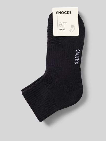 Produktfoto, Mid Running Socks im 2er-Pack mit gerippten Bündchen von Snocks in Schwarz, Material-Mix mit Stretch, Label-Detail, auf grauem Hintergrund