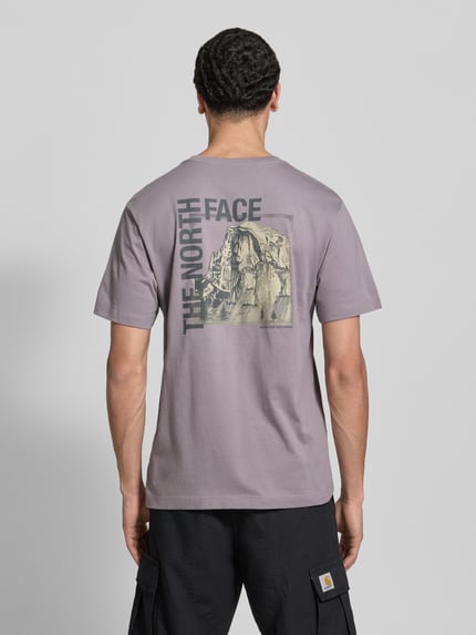 Männermodel trägt T-Shirt mit Logo und Rundhalsausschnitt von The North Face, regular fit, katoenmix, ruglengte 71 cm, Ganzkörperansicht Rückansicht.