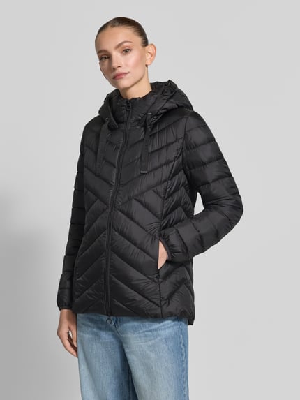 Vrouwenmodel draagt zwarte Slim Fit gewatteerd jack met tweewegritssluiting van s.Oliver RED LABEL, voorkant bovenlichaam