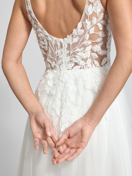 Kobiece modelka nosi Regular Fit Brautkleid mit floralem Spitzenbesatz od Luxuar, koronkowe i tiulowe detale, półtransparentny, widok na plecy, detal.