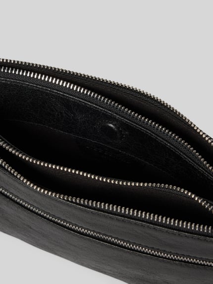Produktfoto, Umhängetasche mit Label-Detail Modell 'ZENA' van LIEBESKIND BERLIN in zwart met ritsvak, magneet- en ritssluiting, 26x16x3 cm, verstelbare schouderband, labeldetail.