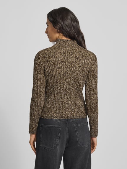 Frauenmodel trägt Strickpullover mit Rollkragen von Mango, Baumwoll-Mix, Slim Fit, melierte Braun- und Schwarztöne, Ganzkörperansicht Rückansicht.