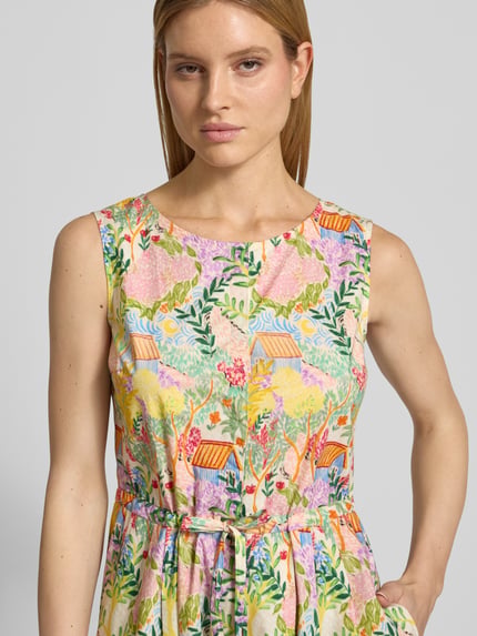 Frauenmodel trägt Midikleid im Allover-Look mit Bindegürtel von WHITE LABEL aus Reine Baumwolle, Rundhalsausschnitt, Knopfleiste, A-Linie, bunte Muster, Brustweite 49 cm bei Größe 36, Ganzkörperansicht von vorne.