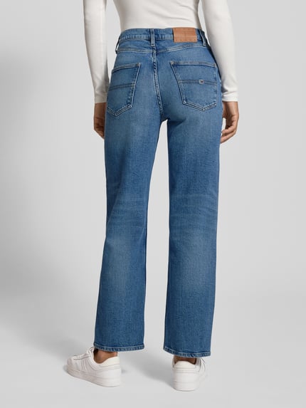 Frauenmodel trägt Straight Fit Jeans aus Baumwoll-Mix Modell 'LAYLA' von Tommy Jeans in Melange-Optik, Rückansicht, Ganzkörperansicht.