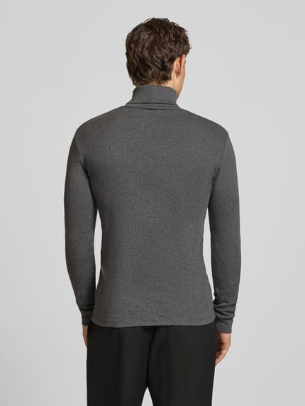 Männermodel trägt Regular Fit Langarmshirt aus reiner Baumwolle von Marc O'Polo in Dunkelgrau, glatte Textur, Ganzkörperansicht Rückansicht.