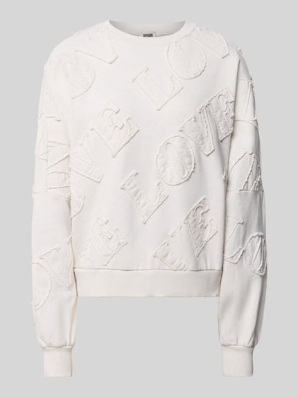 Produktfoto, Oversized Sweatshirt aus reiner bawełna Modell 'ASTERA' von DRYKORN, kolor biały, napis, naszywka, wykończenia prążkowane