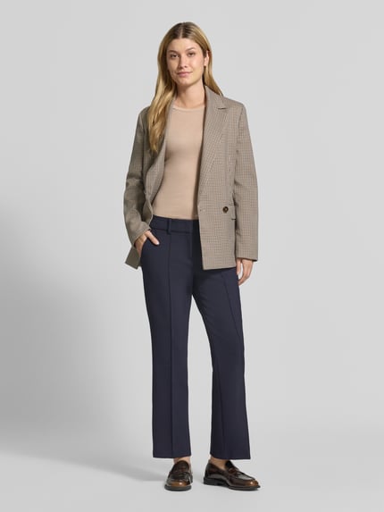 Frauenmodel trägt Regular Fit Schmale Hose mit Viskose-Baumwoll-Anteil Modell 'FARAH' von CAMBIO, Dunkelblau, kombiniert mit beigem Oberteil und kariertem Blazer, Damen Schmale Hose von CAMBIO, Ganzkörperansicht von vorne.
