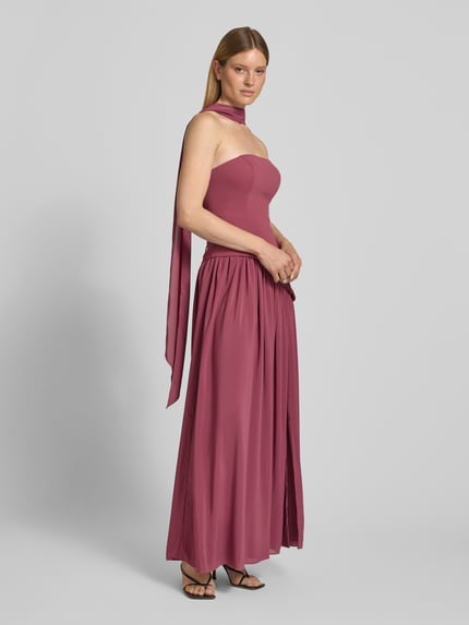 Frauenmodel trägt Cocktailkleid im Off-Shoulder-Look von Hey Kyla in Altrosa mit figurbetontem Schnitt, Maxikleid, Material-Mix mit Stretch-Anteil, Ganzkörperansicht von vorne. Rückenlänge bei Größe 36: 130 cm, Brustweite bei Größe 36: 38 cm.