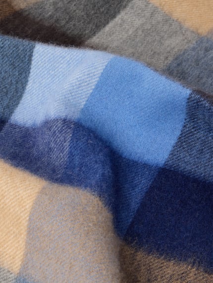 Produktfoto, Schal aus Wolle mit Fransenabschluss von ASCOT, Allover-Muster in Blau- und Beigetönen, Jacquard mit Paisley, weiche Textur.