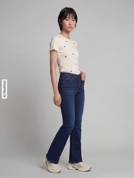 Frauenmodel trägt Bootcut Jeans aus Baumwoll-Mix Modell '315®' von Levi's® 300 in dunkelblauer Denim-Optik, Mid Waist, 5-Pocket, Ganzkörperansicht von vorne, KI-modifiziertes Bild.