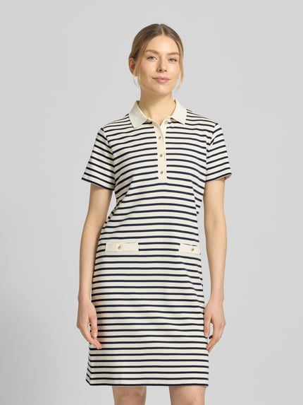 Frauenmodel trägt Knielanges Kleid mit Polokragen Modell 'Travissa' von JOOP!, Reine Baumwolle, Gerader-Schnitt, Knielänge, Vorderansicht, Nahaufnahme Oberkörper.