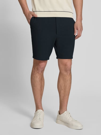 Männermodel trägt Regular Fit Bermudas mit Viskose-Anteil Modell 'KANE1' von BOSS, dunkel meliert, gestreift, Ganzkörperansicht von vorne.