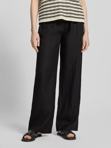 Frauenmodel trägt Leinenhose mit Bindegürtel Modell 'Chiara Belt' von MAC, schwarze Wide-Leg-Pants, reine Leinen, Nahaufnahme Unterkörper. Bundweite bei Größe 36/32: 39 cm, Innenbeinlänge: 80 cm.