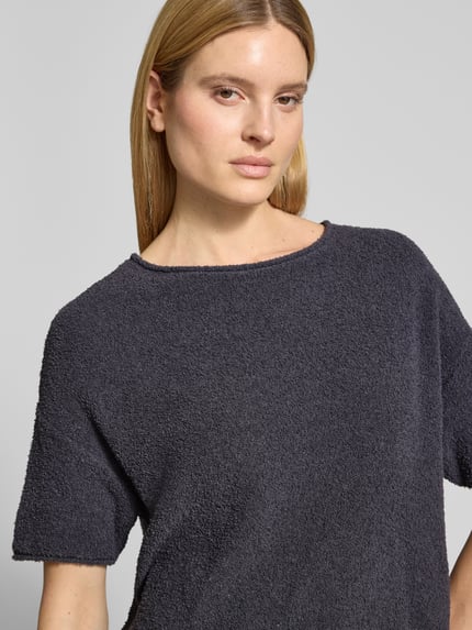 Vrouwenmodel draagt Boxy Fit Pullover uit katoenmix-frotté van Marc O'Polo, uni, rondhals, korte mouw, rolzoom. Close-up bovenlichaam.